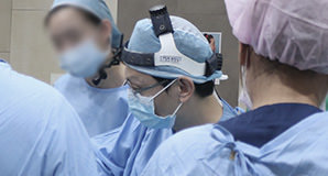 봉합-보형물을 안전한 위치에 고정한 다음 봉합합니다.