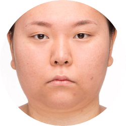 퉁명스럽고 화가 난 듯한 인상
